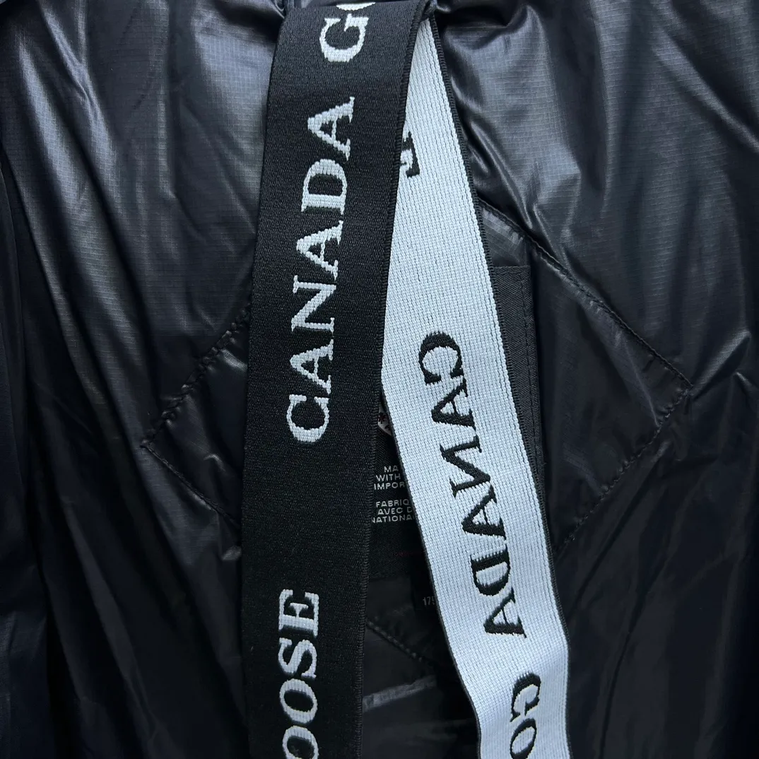 P760 𝘾𝘼𝙉𝘼𝘿𝘼 𝙂𝙊𝙊𝙎𝙀/Canada Goose 2023 Limited New Crofton Puff Down Jacket Pure Guangzhou Inspection 80 White Duck Down Filling‼  Top version, ceiling level‼ Crofton soft bread, the latest style in 2023, has a cold protection effect of up to level 4. It is made of recycled Feather-Light tear-resistant fabric. It is ultra-light and has no weight on the upper body at all! The unique black label highlights your temperament‼  Canada Goose, a Canadian brand, has always been recognized as the warmest down jacket. Various Instagram celebrities, Internet celebrities, and celebrities often wear it for street photos. I do Canada Goose every year, but I still can’t get rid of my love for geese. No matter how cold the winter is, there is no need to be afraid, because there are geese! Filled with 80% white duck down, Canada Goose is the legendary warmest down jacket and is known as a must-have for Arctic outdoor sports! The most popular down jacket in the world, celebrities are rushing to buy it, it is a must-have! Same style for men and women Size: S~XXL